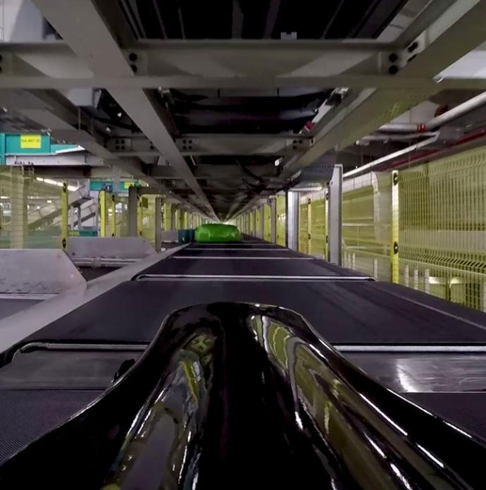 baggage handling system conveyor with a single piece of luggage