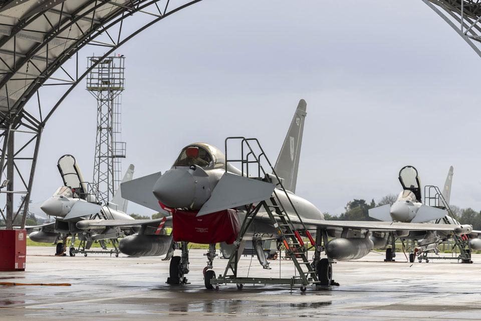 Eurofighter-Typhoons-at-Coningsby_960640
