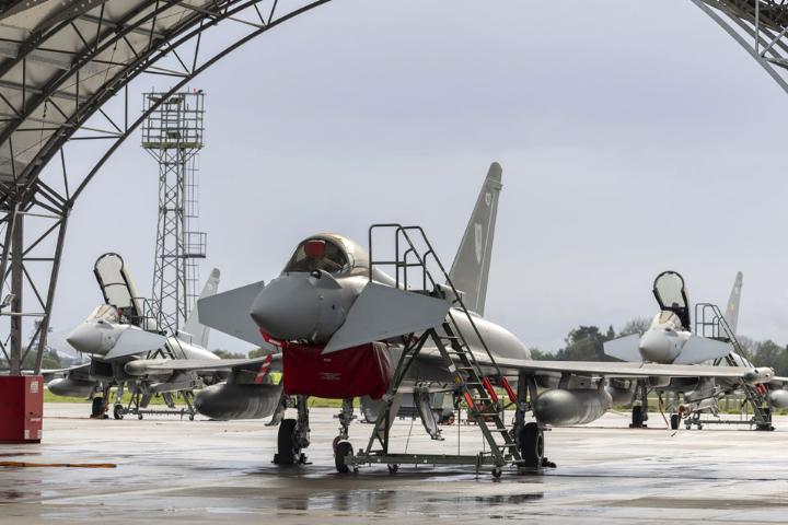 Eurofighter-Typhoons-at-Coningsby_960640